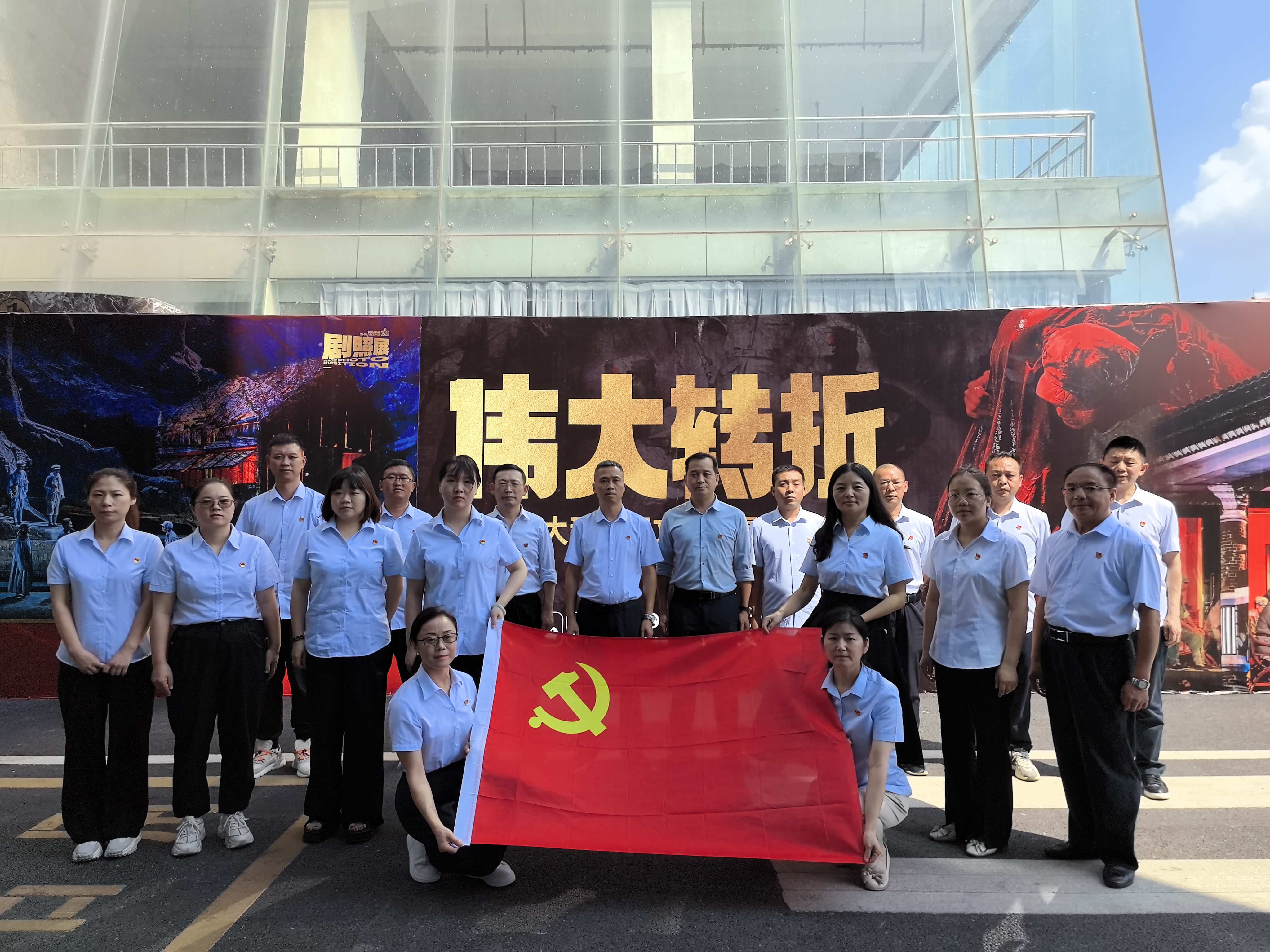 到红色教育基地开展学习合影现场(2).jpg