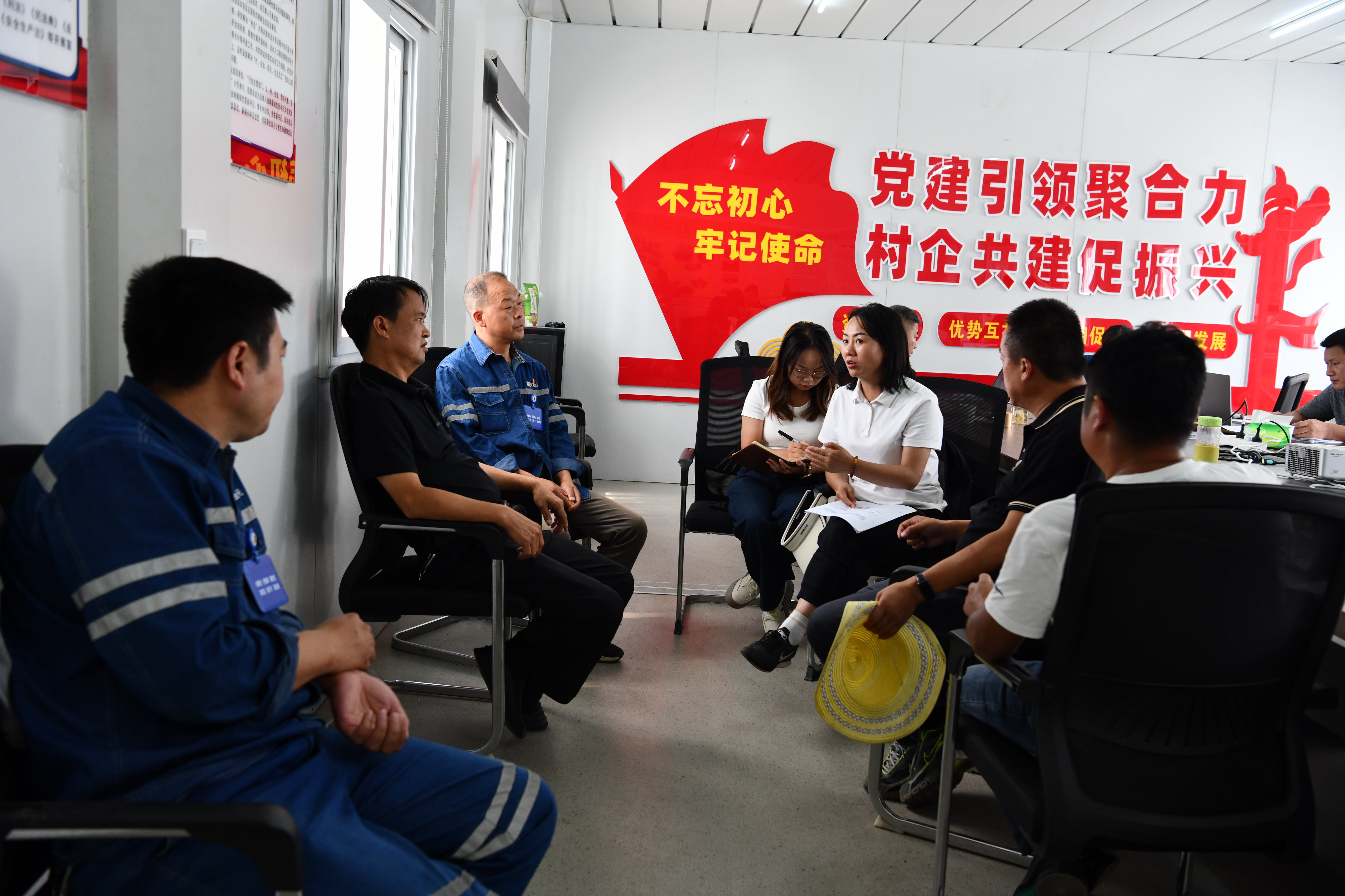 织金平远领导班子成员与当地村委一同共商“村企联建共建”相关事宜.JPG