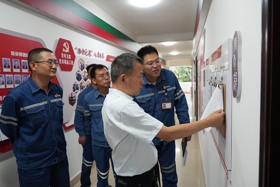 李明宇参观联系点党支部发电支部阵地建设（已改尺寸）.jpg